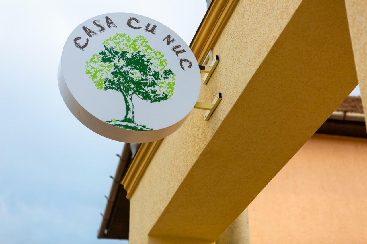 Hotel Casa Cu Nuc Alba Iulia Exterior foto