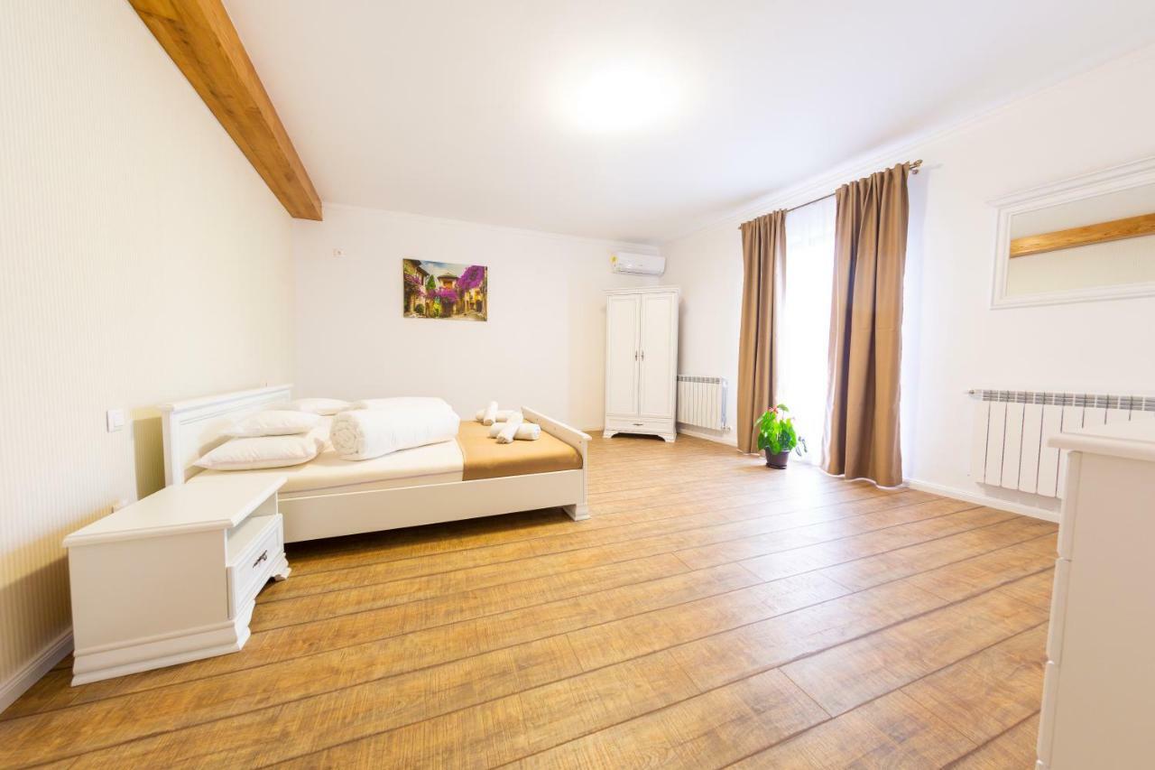 Hotel Casa Cu Nuc Alba Iulia Exterior foto