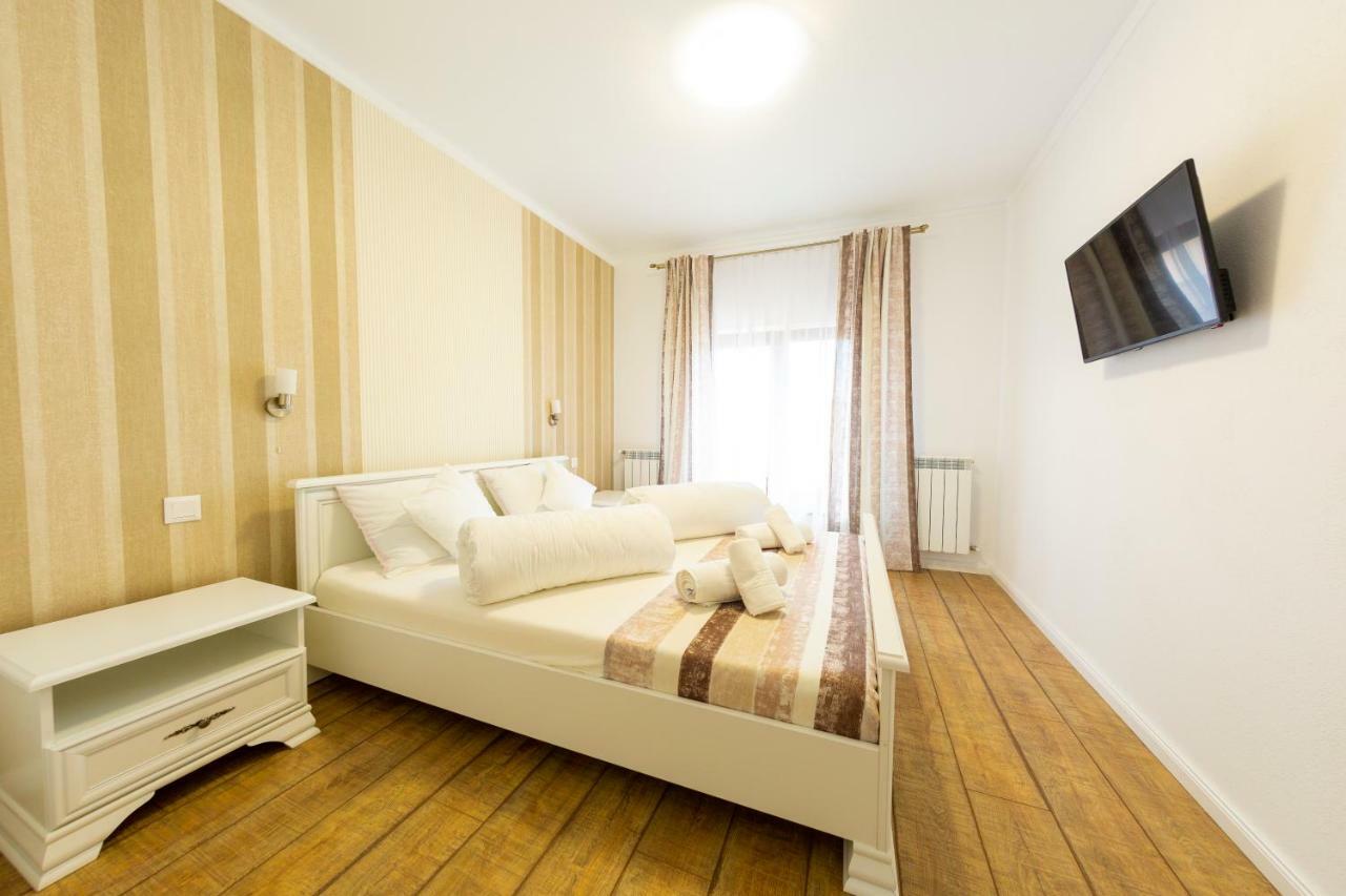 Hotel Casa Cu Nuc Alba Iulia Exterior foto