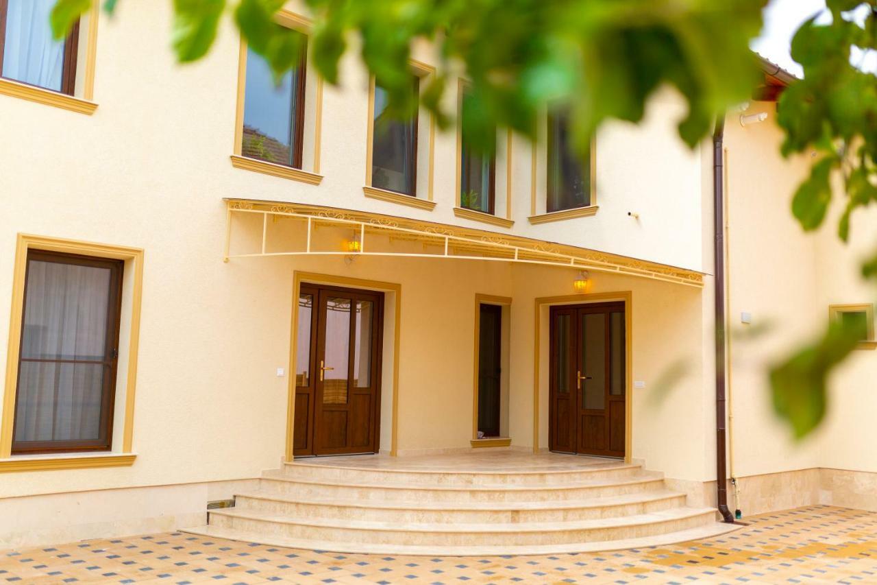 Hotel Casa Cu Nuc Alba Iulia Exterior foto