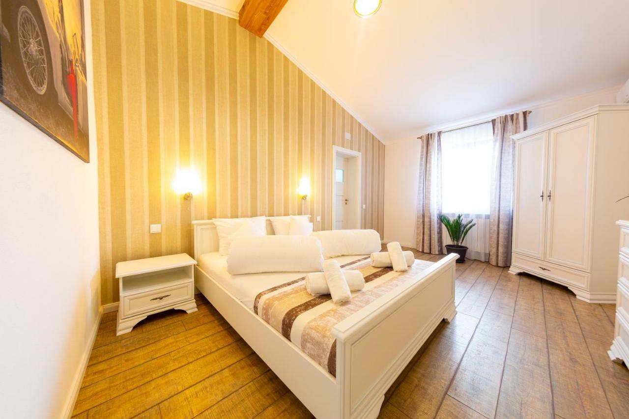 Hotel Casa Cu Nuc Alba Iulia Exterior foto