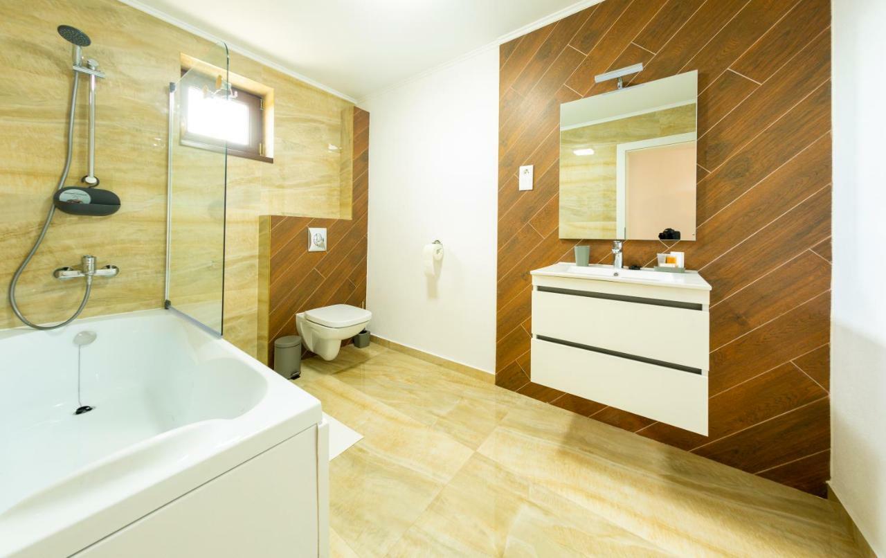 Hotel Casa Cu Nuc Alba Iulia Exterior foto