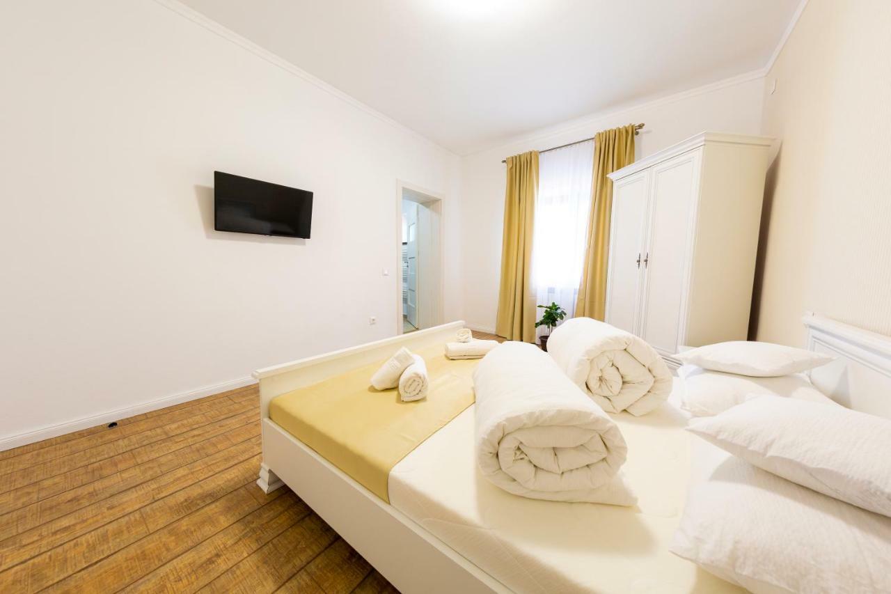 Hotel Casa Cu Nuc Alba Iulia Exterior foto