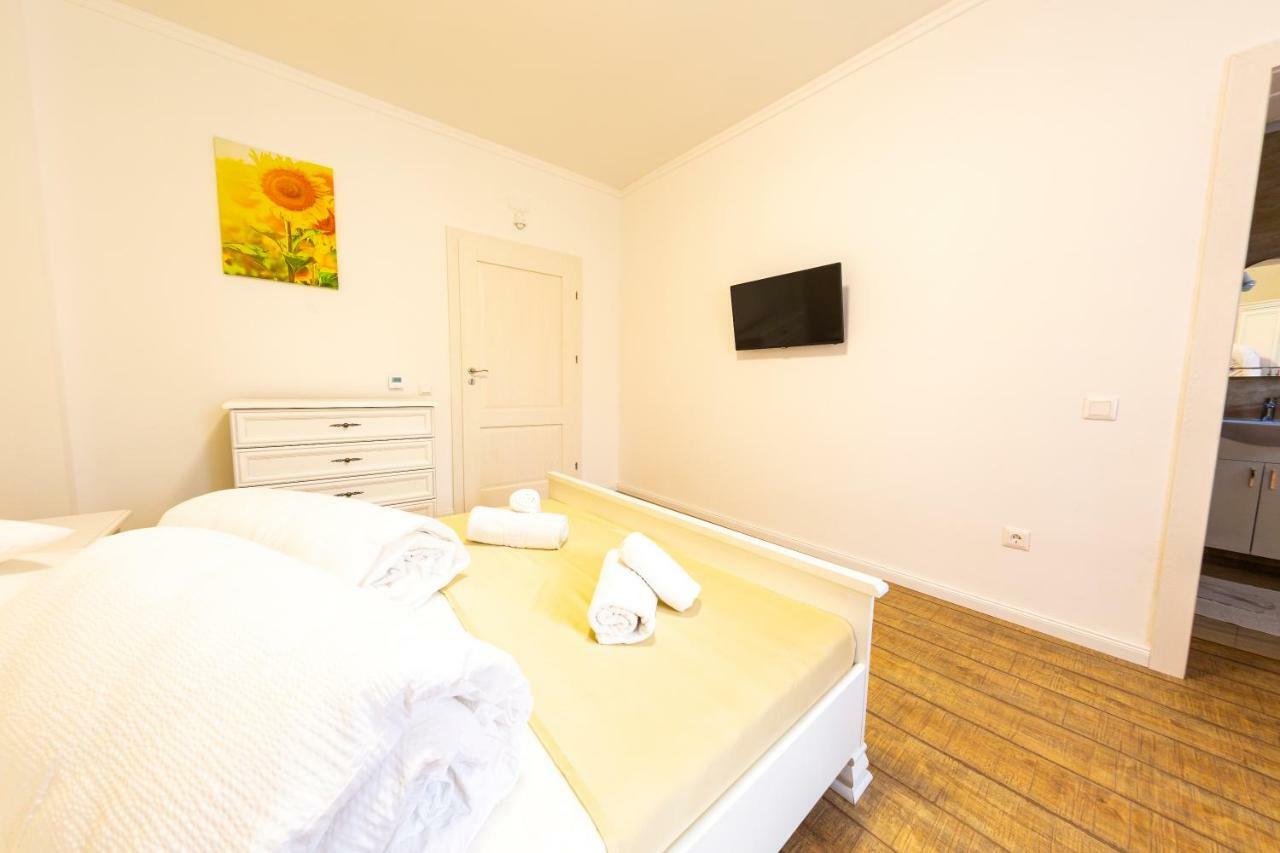Hotel Casa Cu Nuc Alba Iulia Exterior foto