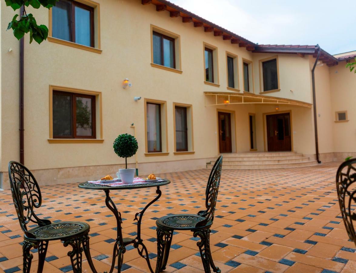 Hotel Casa Cu Nuc Alba Iulia Exterior foto