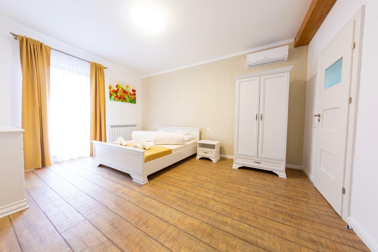Hotel Casa Cu Nuc Alba Iulia Exterior foto